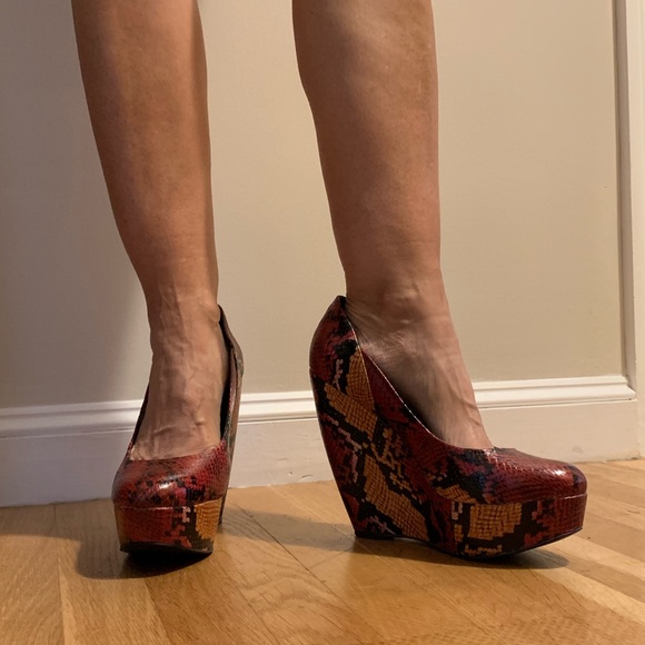 Bad*ss Red Snake Skin Wedges - Picture 6 of 6